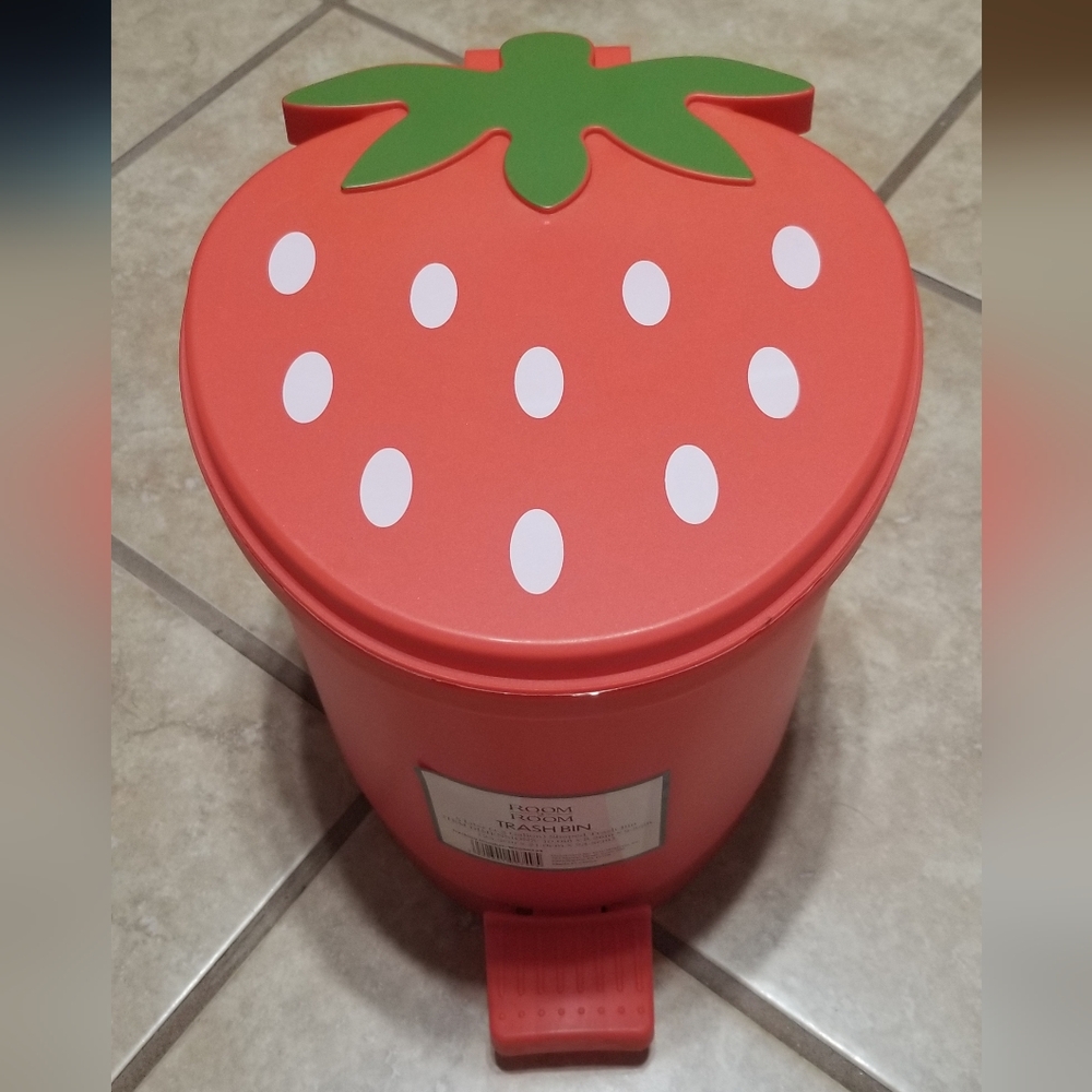 Strawberry Step Trash Bin - Red/Green